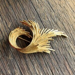 Monet brooch